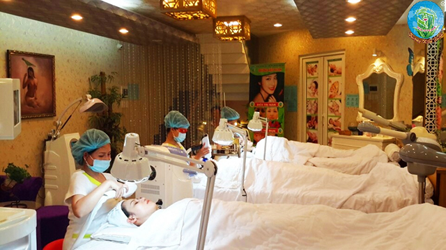 Khách hàng đang chăm sóc da mặt tại TTTM Trương Kiều Xuân