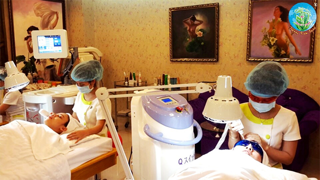  Các chuyên viên đang tiến hành điều trị mụn bằng công nghệ Oxy Led cho khách hàng