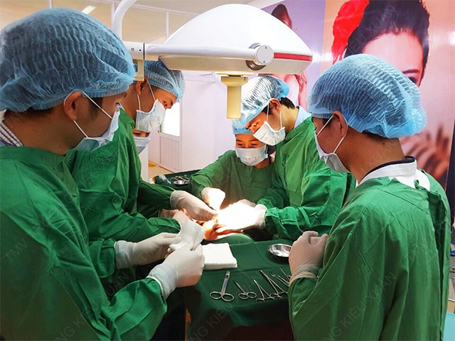 Các bác sỹ tại Trương Kiều Xuân đang kéo núm vú bị tụt cho bệnh nhân