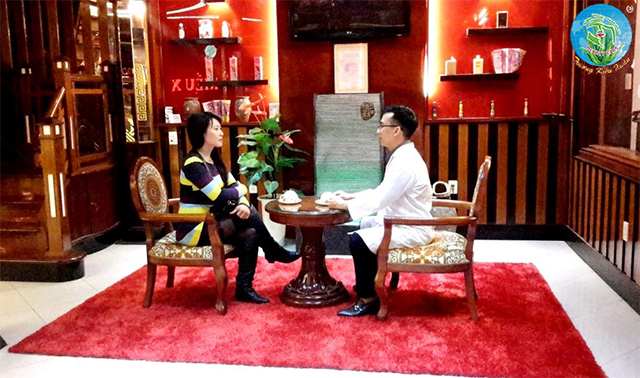Bác sĩ Lê Kim Trọng đang tư vấn khách hàng tại Trung tâm thẩm mỹ Trương Kiều Xuân – chi nhánh Đà Nẵng
