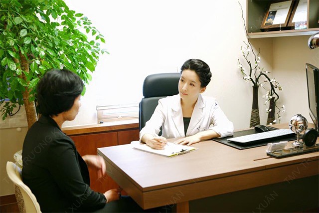 Bác sĩ Jun So Won tư vấn nâng mông cho khách hàng