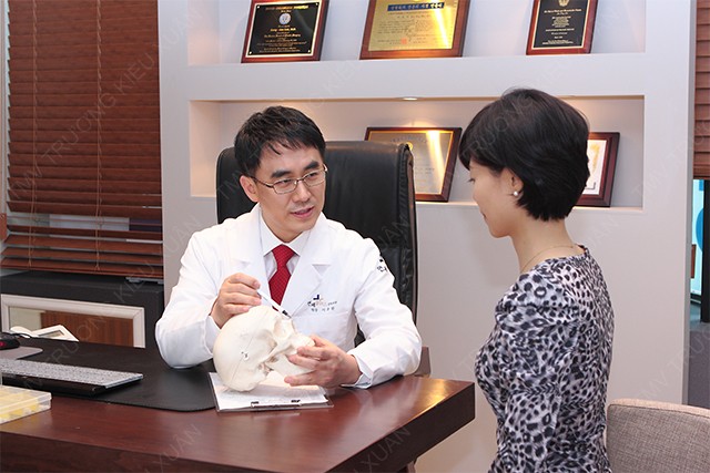Bác sĩ Seo Dong Wan đang tư vấn, thăm khám khách hàng tạo cằm chẻ Hàn Quốc