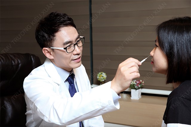 Bác sĩ Hàn Quốc Seo Dong Wan đang tư vấn khách hàng dịch vụ thu gọn cánh mũi 