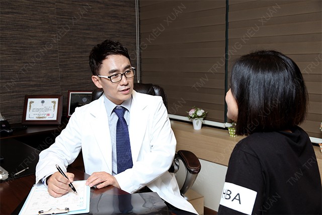  Bác sĩ Seo Dong Wan đang tư vấn triệt lông cho khách hàng 