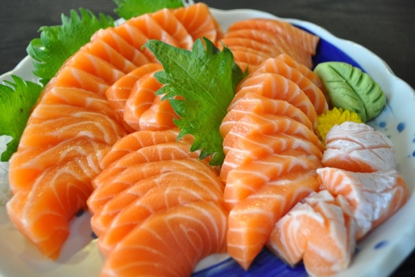 Cá hồi chính là một trong những loại thức ăn bổ mắt hàng đầu hiện nay
