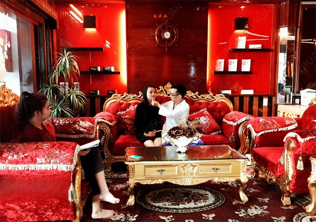 Thạc sĩ, Bác sĩ Lê Kim Trọng đang tư vấn khách hàng điều trị mụn bằng Oxy Led Thạc sĩ, Bác sĩ Lê Kim Trọng đang tư vấn khách hàng điều trị mụn bằng Oxy Led